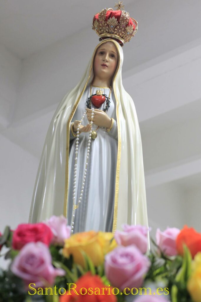 Desde el año 1917 millones de personas se congregan en la Basílica de Fátima, Portugal para celebrar las apariciones de la Virgen. (Foto SantoRosario.com.es: Hemeroteca PL)