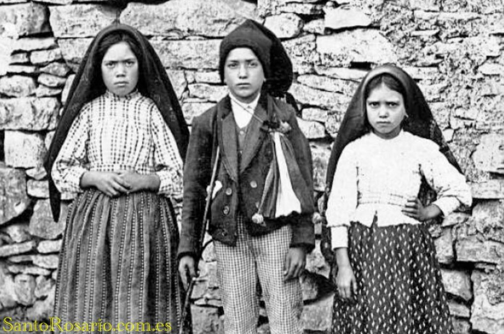 Los tres pastorcillos de Fátima: Lucía, Francisco y Jacinta fueron captados luego de las apariciones de Fátima en 1917. (Foto SantoRosario.com.es: Hemeroteca SR)